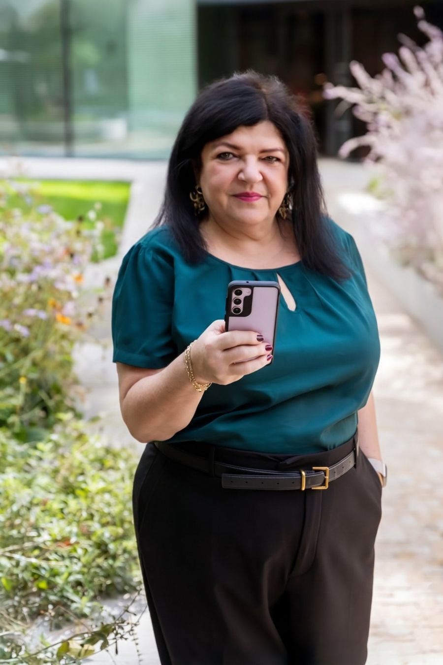 Yveta Safyová s telefonem v ruce